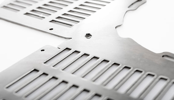 Bleche stanzen mit moderner CNC-Technik